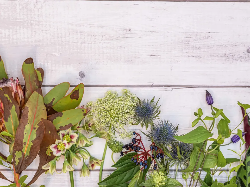 淡い色の花を束ねたナチュラルなブーケ
