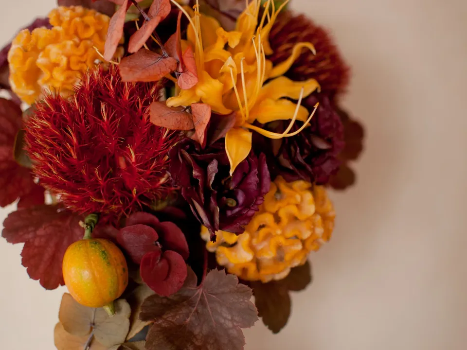 ピンク系の花を使った華やかなアレンジメント