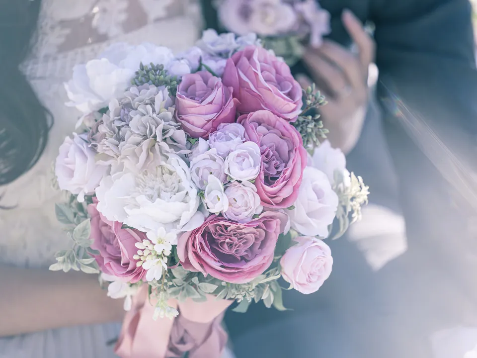 白い花を中心にした上品なブライダル装花