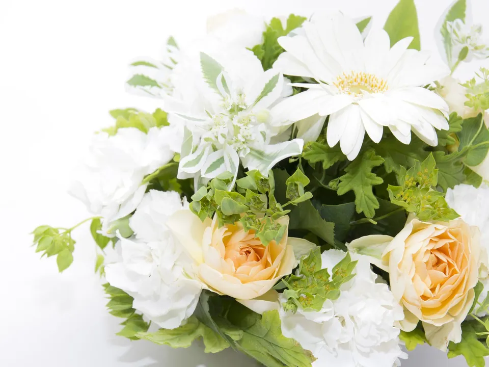 自然な雰囲気でまとめた白とグリーンの花束